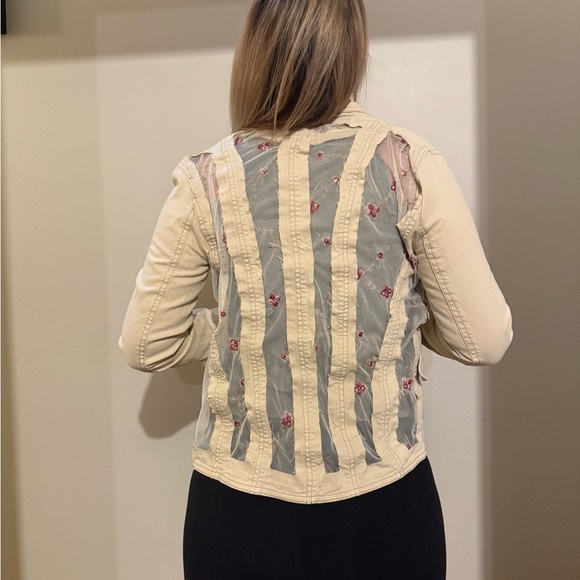 Upcycled tan jean jacket with floral lace size S - Picture 3 of 5